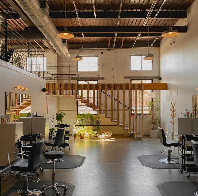 HOLIDAY SALON & BATHHOUSE